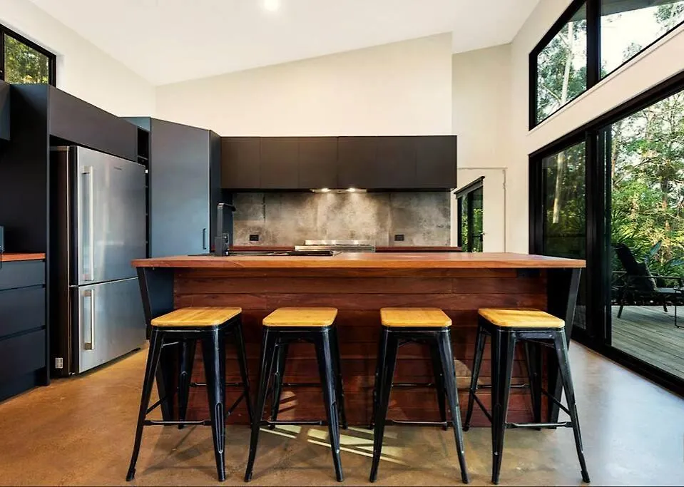 Hunchy Escape Villa Montville